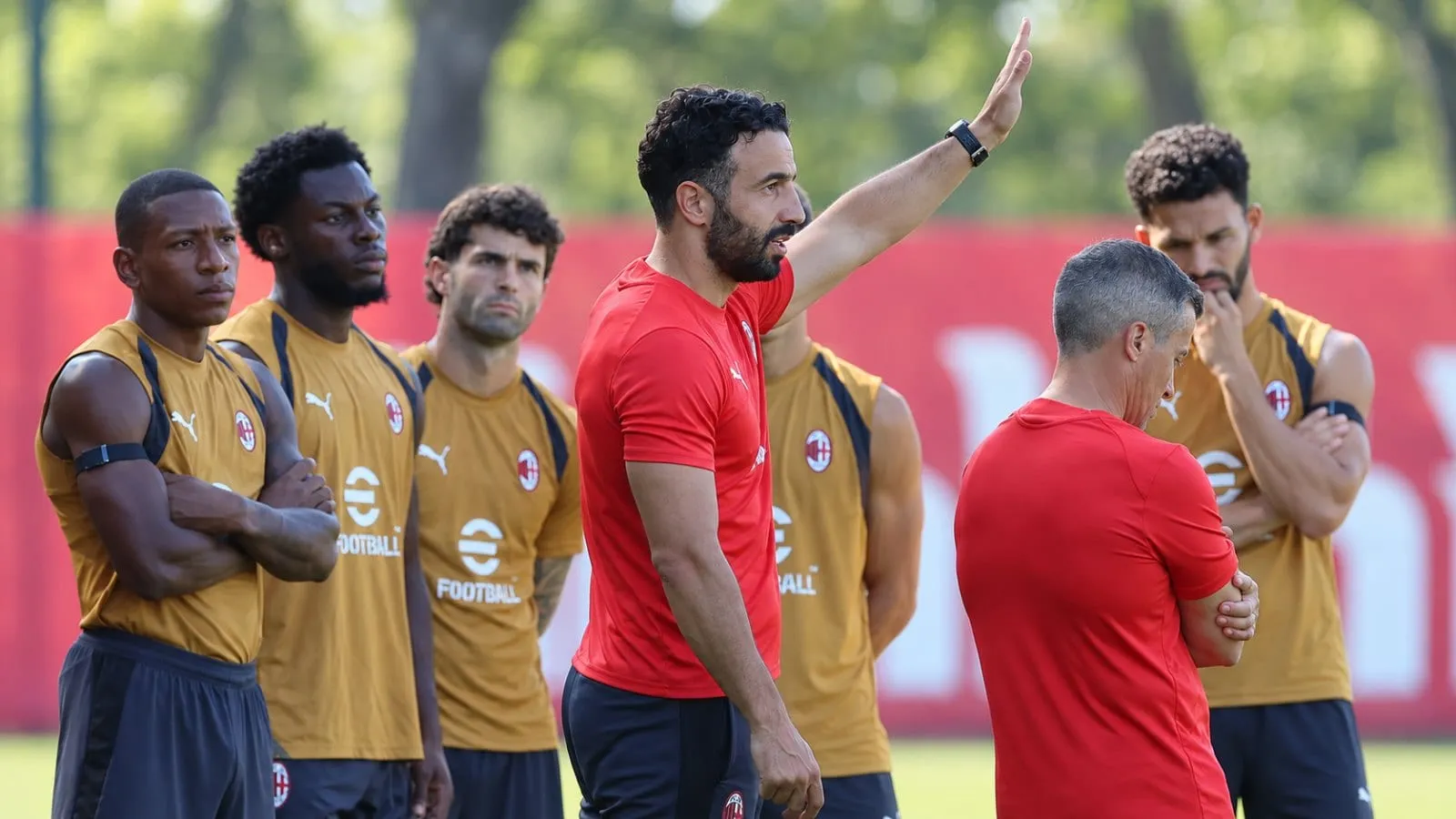 Ruben Amorim przekazuje instrukcje grupie piłkarzy